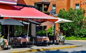 Comfortable 2-Bedroom Apartment - Free And Plentiful Parking - 10 Minutes To Airport And 15 Minutes To Downtown Montreal - Near Popular Waterfront Restaurants - Located In Beautiful Lachine